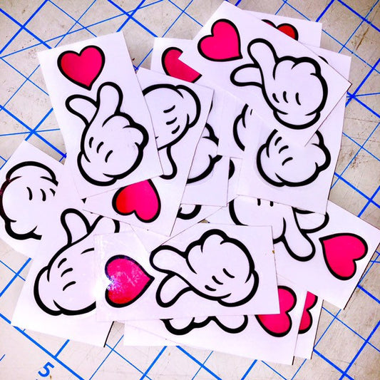 Pegatina con forma de corazón y dedo de Mickey