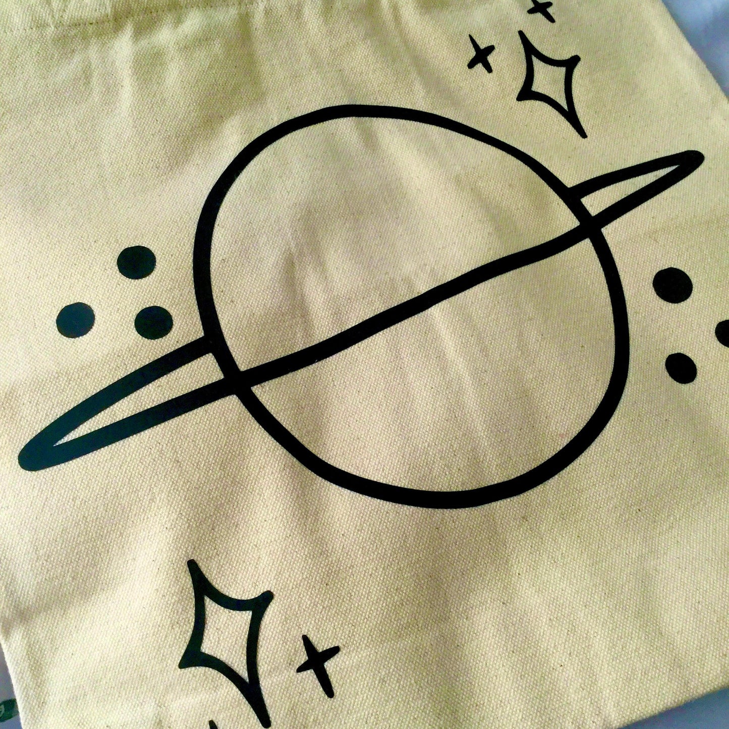 Bolso de mano con el planeta Saturno