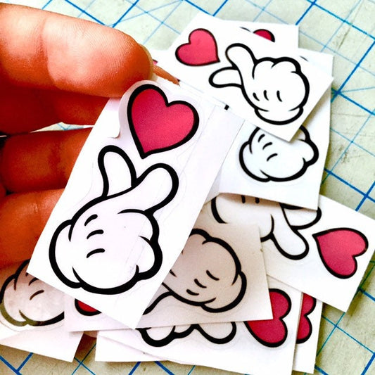 Pegatina con forma de corazón y dedo de Mickey
